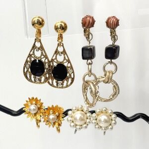 Lot of 4 Vintage Clip-On/Twist Back Earrings Gold Tone‎ Black Stone Pearl Flower